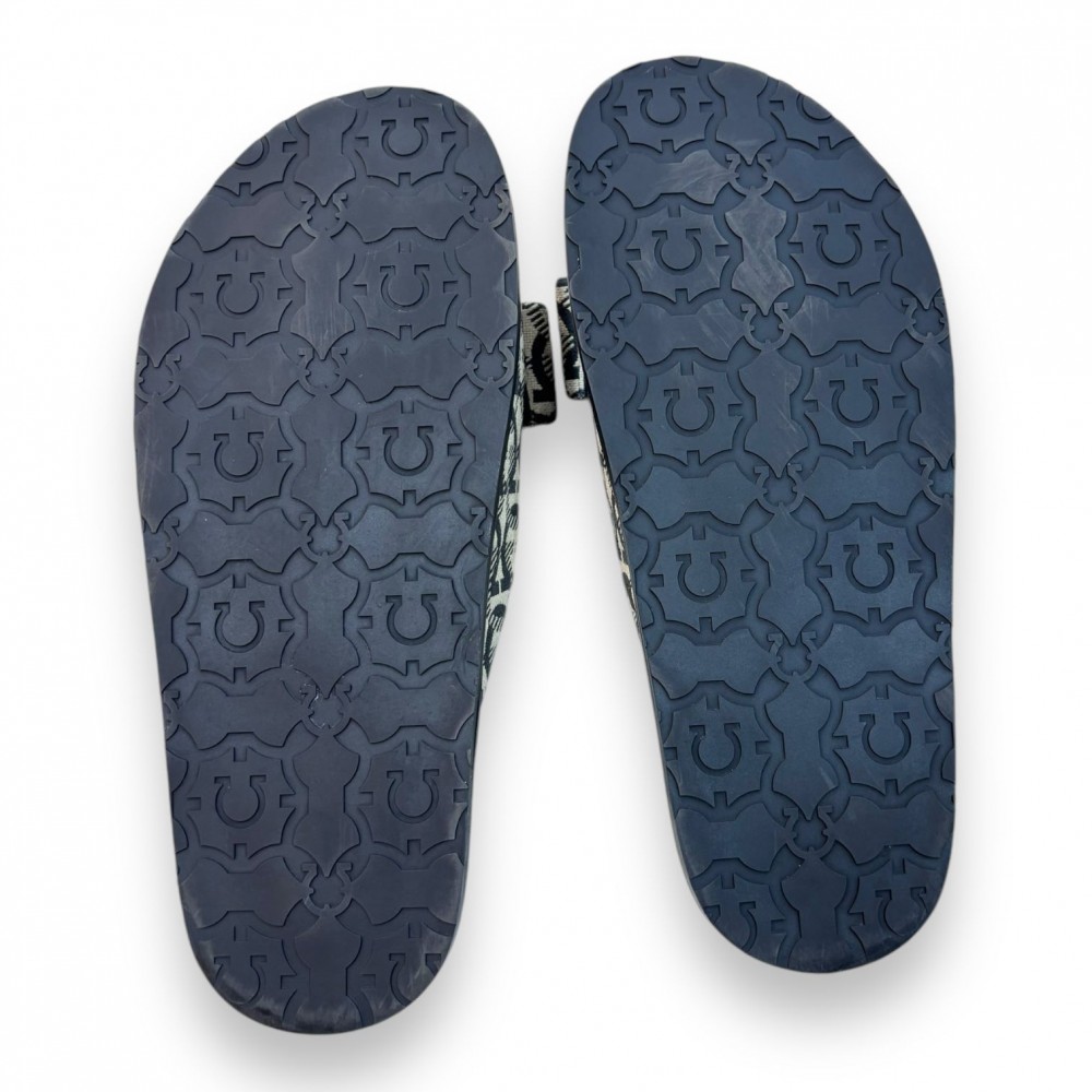 Accessories > Shoes