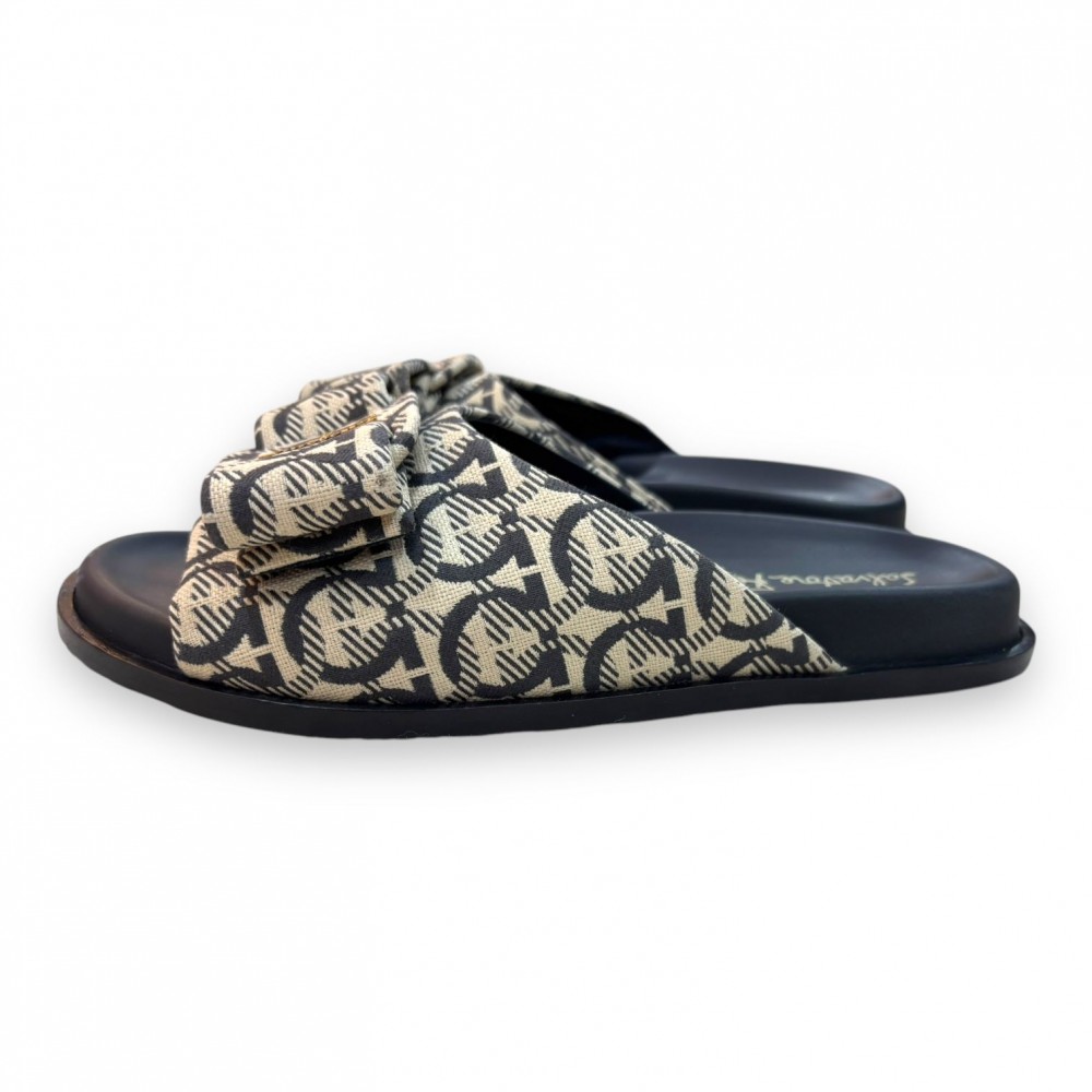 Accessories > Shoes