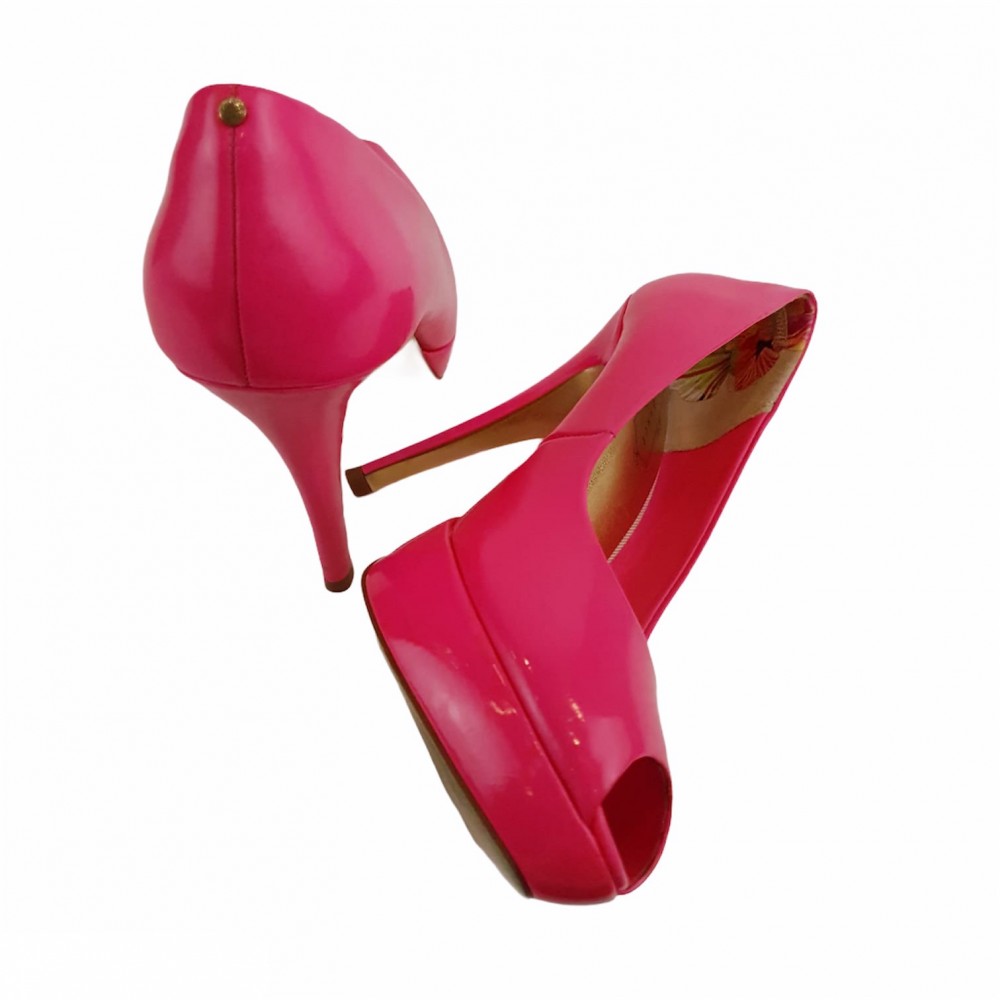 Accessories > Shoes